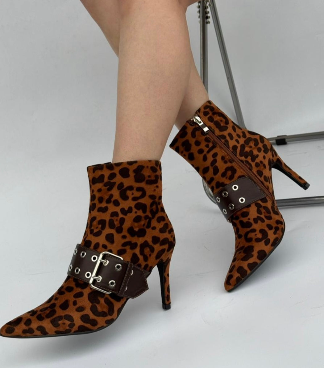 Botin Negro Taco Fino Hebilla Animal Print