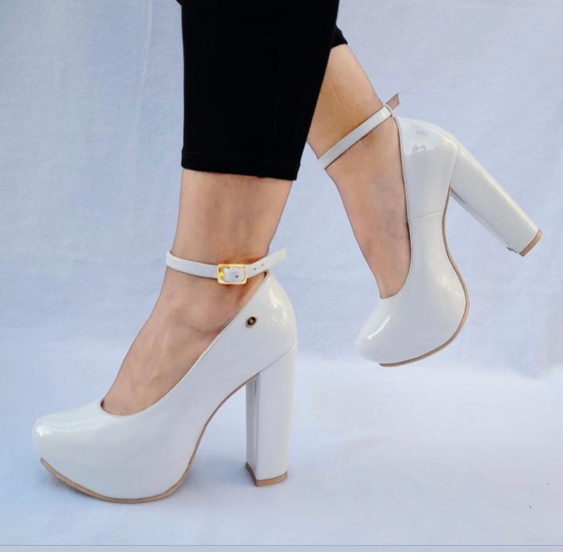 Stiletto Charol blanco correa Ac-908