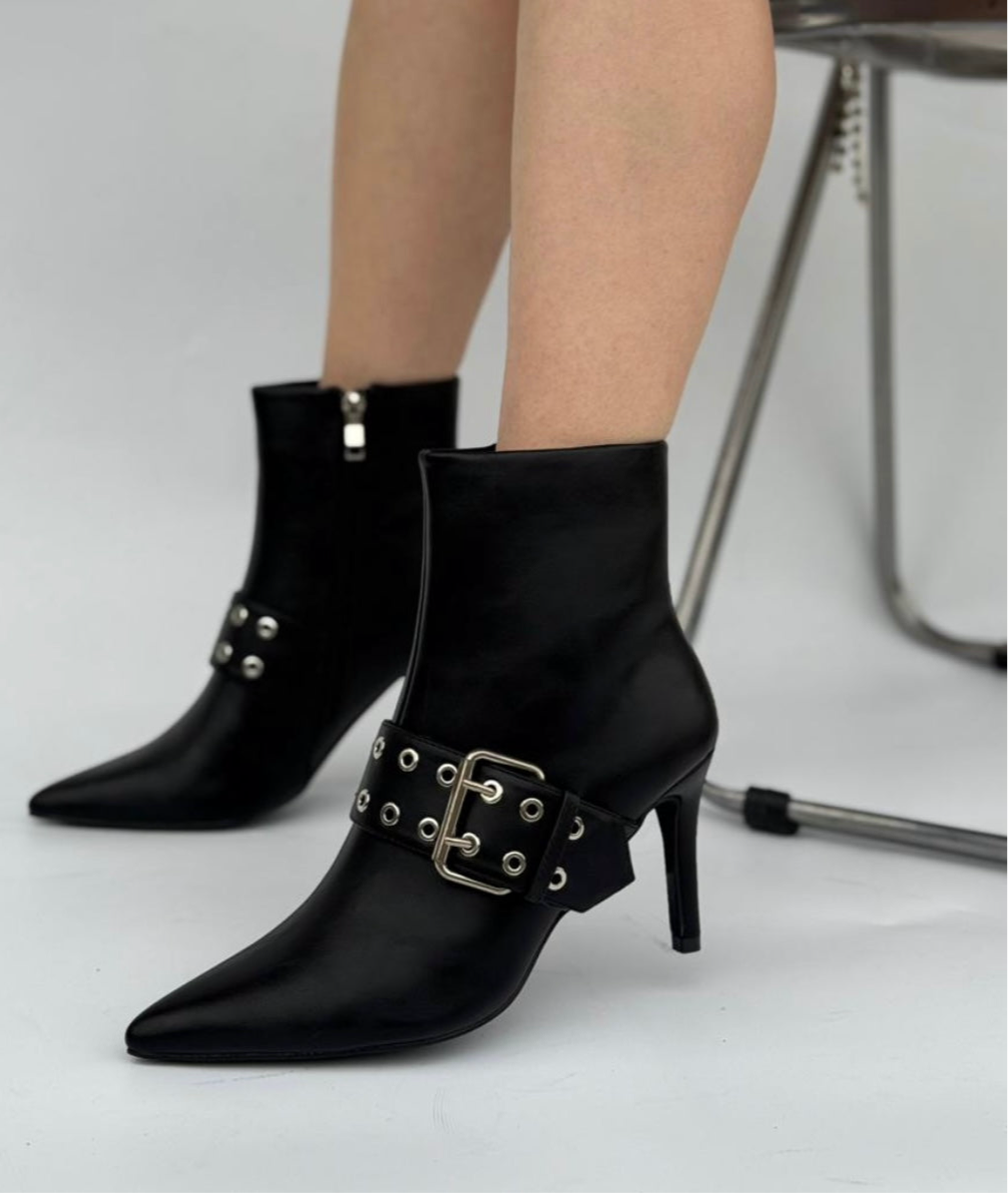 Botin Negro Taco Fino Hebilla Ecocuero