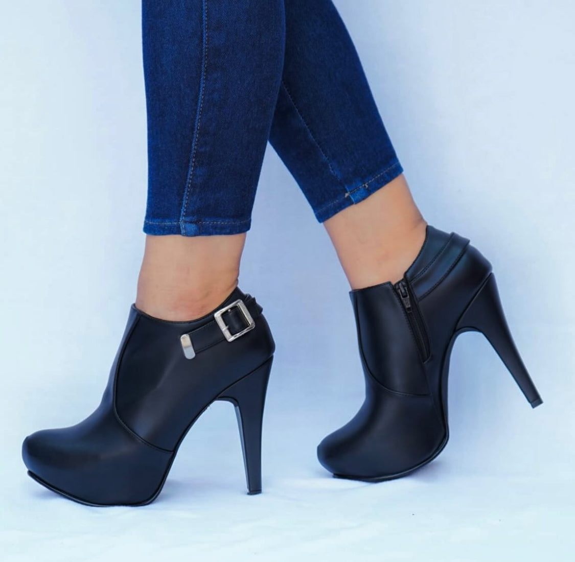 Botin ecocuero negro taco fino